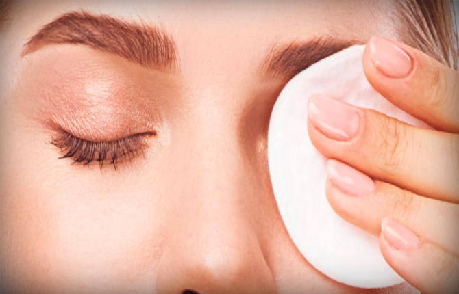 смывает косметику